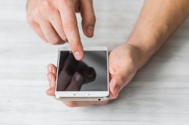 Smartphone Dokunmatik ekran akıllı telefon kullanan adam yakın ellerini