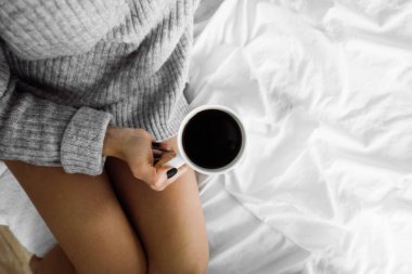 Kahvaltı. Krep krema ve kahve ile. Yatakta kahvaltı. Kahve zamanı. Ev yapımı. Kız yemek yiyor. Noel sabahı. Bir yaşam tarzı. kopyalama alanı Üstten Görünüm