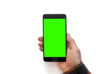 Siyah smartphone chroma anahtar kompozisyon için yeşil ekran ile izole beyaz arka plan üzerinde tutan el