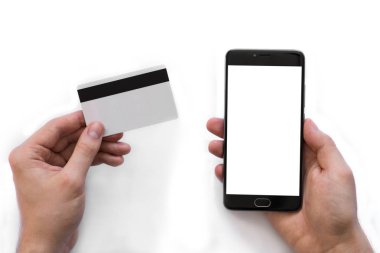 Siyah smartphone kadar alay etmek ve bir kredi kartı ödemek için bir adam bir kırsal beyaz arka plan, Internet ticaret kavramları ve online bankacılık kullanımı elinde