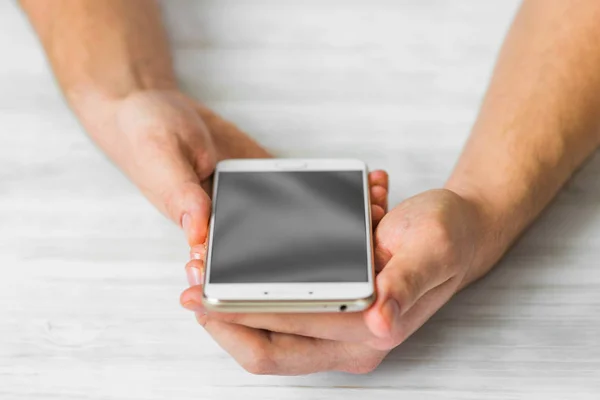 Hombre usando pantalla de teléfono inteligente blanco manos de teléfono inteligente de cerca — Foto de Stock