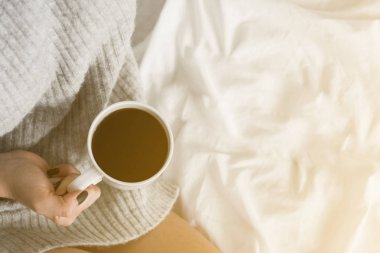 Kahvaltı. Krep krema ve kahve ile. Yatakta kahvaltı. Kahve zamanı. Ev yapımı. Kız yemek yiyor. Noel sabahı. Bir yaşam tarzı. kopyalama alanı üst görüntülemek sarı ışık renklendirme