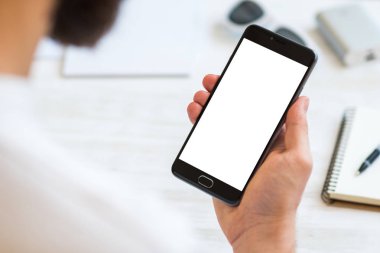 Adam beyaz bir ekran ile bir akıllı telefon için sahte kullanır. Mobil cihazlar, mobil versiyonu sitedeki demolar kullanımının kavramları