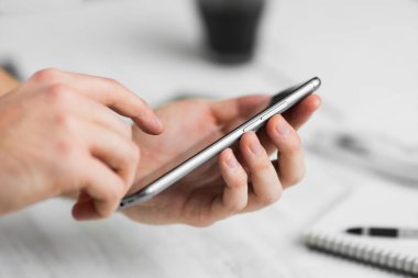 Cafeclose kadar vintage renkler içinde smartphone dokunmatik ekran akıllı telefon kullanan adam eller