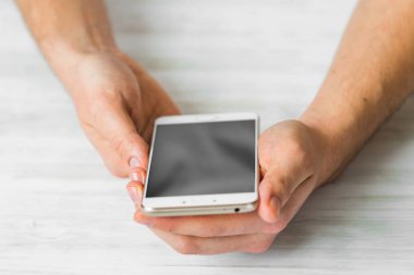 Beyaz smartphone ekran akıllı telefon ellerini yakın dijital kullanan adam