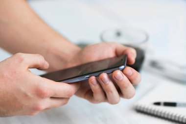 Smartphone bir dokunmatik ekran akıllı telefon ellerini yakın, vintage renkler kullanan adam