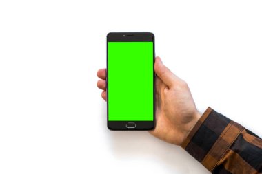 Siyah smartphone ile boş perde beyaz arka plan konfor izole chroma anahtar kompozisyon için yeşil ekran ile tutan el