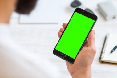 Adam bir akıllı telefon ile yeşil ekran chroma anahtar birleştirme için kullanır. Mobil cihazlar, mobil versiyonu sitedeki demolar kullanımının kavramları