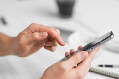 Adam Hipster Smartphone bir dokunmatik ekran akıllı telefon ellerini yakın, vintage renkleri kullanarak