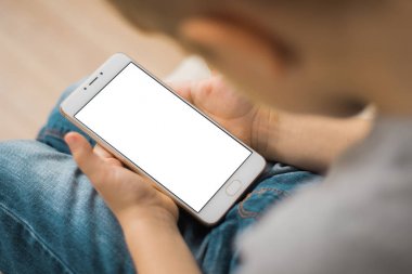 Çocuk bir telefon ile a beyaz perde için sahte elinde tutuyor