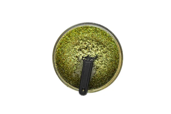 Kief-grinder a füvet Trichomes rügyek kannabisz makró felső nézet elszigetelt fehér background — Stock Fotó