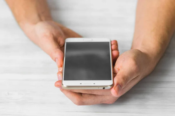 Hombre usando la pantalla del teléfono inteligente manos de teléfono inteligente de cerca — Foto de Stock