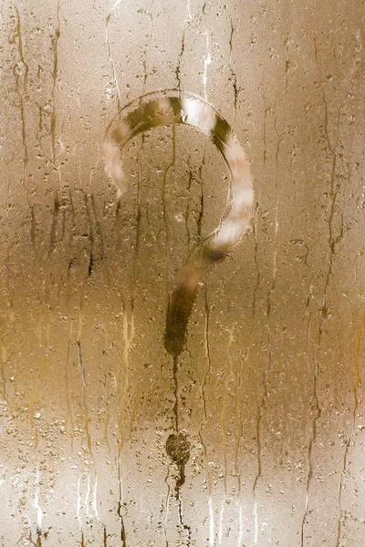 La inscripción en vidrio, signo de interrogación concepto instinto vertical —  Fotos de Stock
