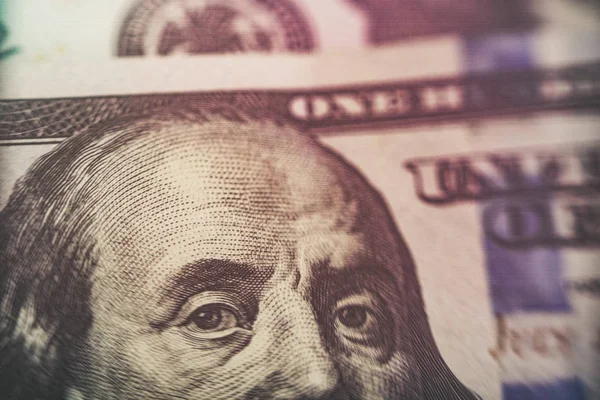 在100美元的钞票上，本 · 富兰克林的脸被宏观关上了. — 图库照片