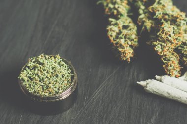 Makro esrar trichomes ve ezilmiş ot ve haddelenmiş ortak Örtüleme vintage renk ile