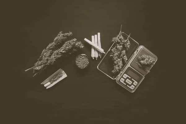 Marijuana, skalor, sidostycken och cannabis grinder ogräs på en svart Vintage färg — Stockfoto