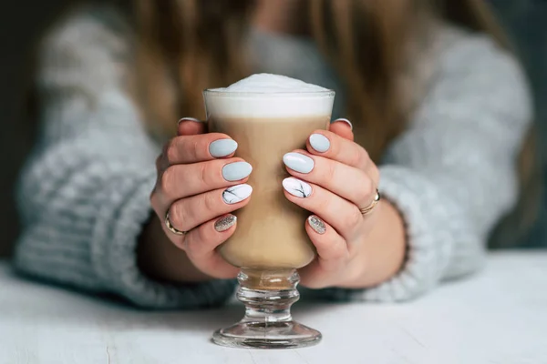 Café con leche arte mano mujer en la cafetería en filtro de color vintage — Foto de Stock