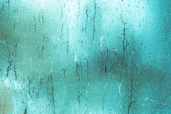 Anlaufendes Fenster mit Wassertropfen, schöne Textur mit grüner Tönung — Stockfoto