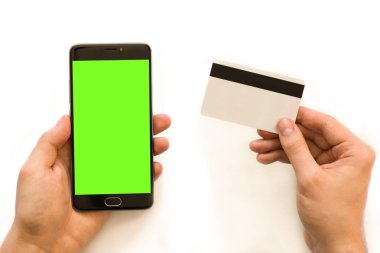 chroma anahtar Online ödeme plastik kart ile kompozisyon Smartphone yeşil ekran. Yatay mockup.