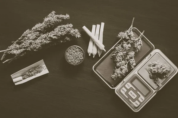 Maconha, escamas, jambs e um moedor de maconha erva em uma cor preta Vintage — Fotografia de Stock