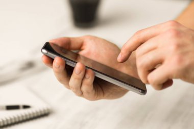 akıllı telefon eller yakın adam hipster Smartphone bir dokunmatik ekran