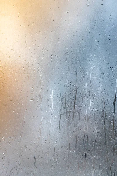 Pioggia autunnale, l'iscrizione sul vetro sudato - punto interrogativo verticale insta — Foto Stock