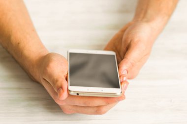 Adam beyaz smartphone ekran akıllı telefon ellerini kullanarak yakın çekim