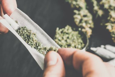 Söve ortak bir adam esrar otu Örtüleme vintage renk elinde tam olarak haddelenmiş