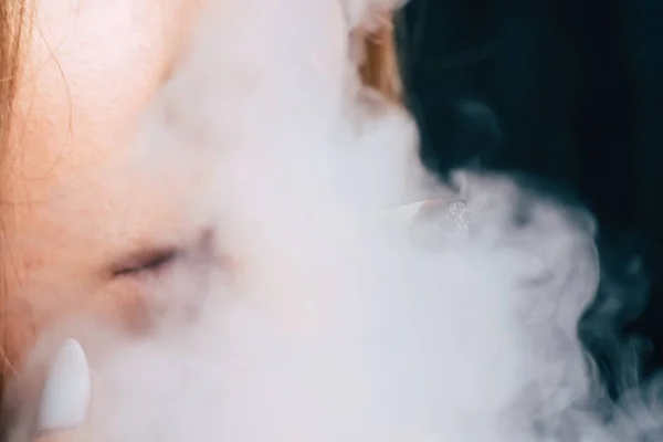 Женщина курит марихуану, косяк и зажигалку в его руках. Дым на черном фоне. Концепции использования медицинской марихуаны и легализации марихуаны . — стоковое фото
