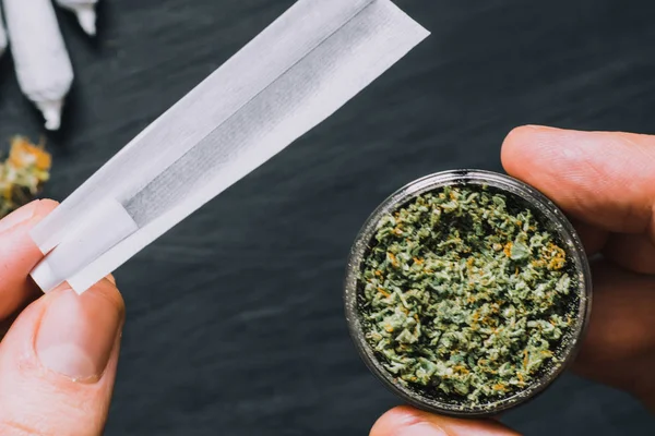 Não totalmente rolou articulação jamb nas mãos de um homem maconha erva O conceito de legalização da maconha e o uso de cannabis para fins medicinais — Fotografia de Stock