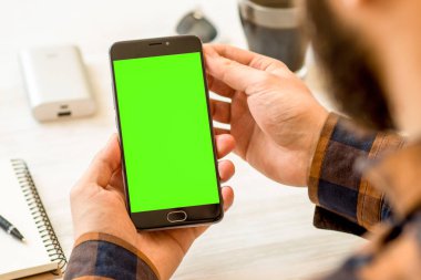 Siyah bir akıllı telefon ile yeşil perde chroma anahtar birleştirme el holding siyah smartphone için chroma anahtar kompozisyon için yeşil ekran ile