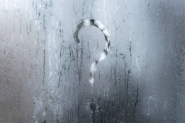 Verschwommenes Fragezeichen auf nebligem Kondensationsfenster Glas natürliche Oberfläche Hintergrund — Stockfoto