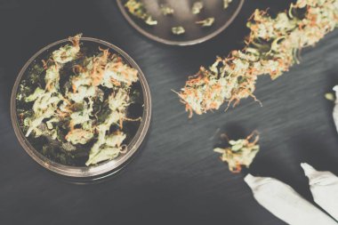 Ot kenevir ve esrar vintage renk donuk üzerinde bir çiçek doğramak değirmeni