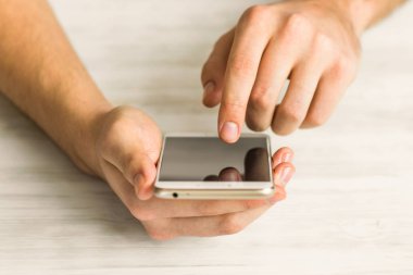 Online ödeme plastik kart. Smartphone Dokunmatik ekran akıllı telefon kullanan adam yakın ellerini