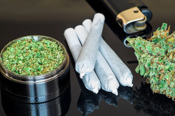 Mahlmühle Joint mit zerkleinertem Cannabis, Knospen von Marihuana — Stockfoto