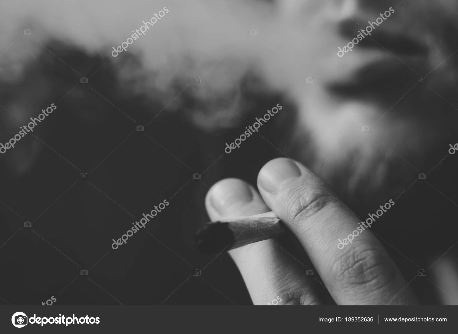 Fuma marihuana, un porro y un encendedor en sus manos. Humo sobre fondo  negro. Conceptos de uso medicinal de la marihuana y legalización del  cannabis.Blanco y negro — Foto de stock #189352636 ©, image size:1600x1167