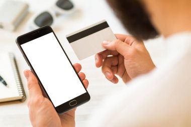 Online ödeme plastik kart sahte kadar siyah bir akıllı telefon ve smartphone siyah smartphone adam el kredi kartı tutan bir beyaz üzerinde bir kredi kartı elinde ve. . Yatay mockup. Bulanık, film etkisi