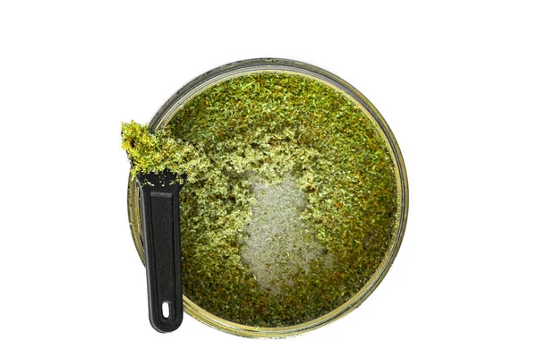 Kief isolado em moedor para ervas daninhas Tricomas botões de Cannabis macro vista superior — Fotografia de Stock