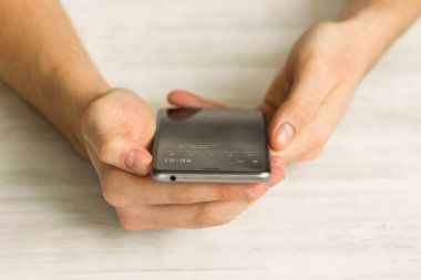 kafede siyah smartphone bir dokunuş kullanan adam akıllı telefon ekran