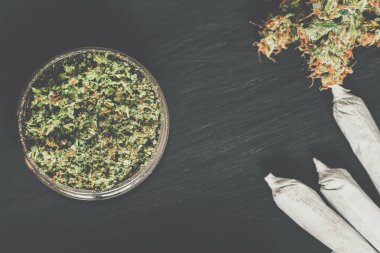 Esrar çiçekler ve öğütücü Örtüleme vintage renk ile koyu ahşap arka plan