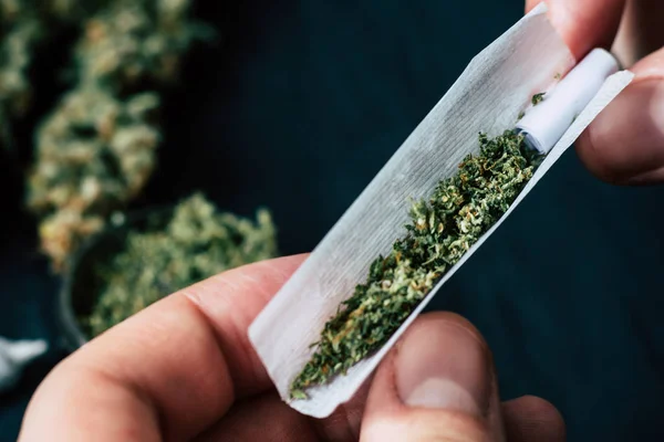 El concepto de legalización de la marihuana y el uso del cannabis con fines medicinales no está en manos de un hombre — Foto de Stock