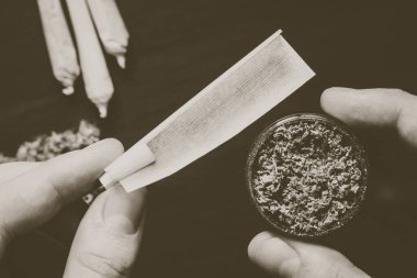 Haddelenmiş ve Vintage renk için taze esrar otu ve kağıt öğütücü