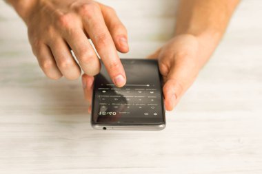 siyah smartphone kullanarak adam akıllı telefonu dokunmatik ekran eller