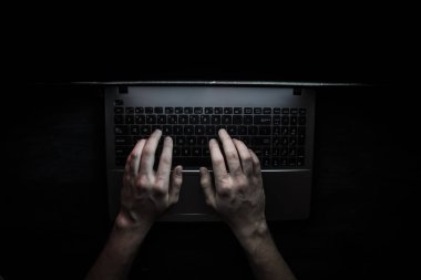 Rus hacker karanlık web, derin Web sunucu kesmek. Üstten Görünüm