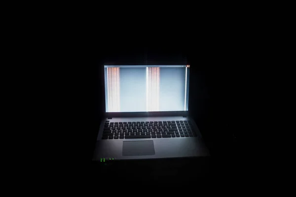Hackeador ruso hackeando el servidor en la web oscura, Deep Web —  Fotos de Stock