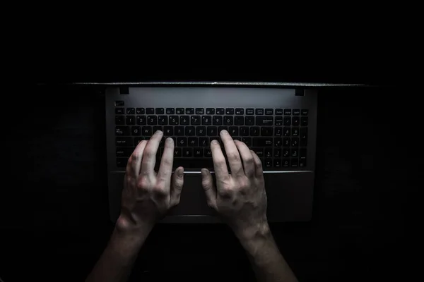 Hacker russo hackeando o servidor na dark web, Deep Web. Vista superior — Fotografia de Stock