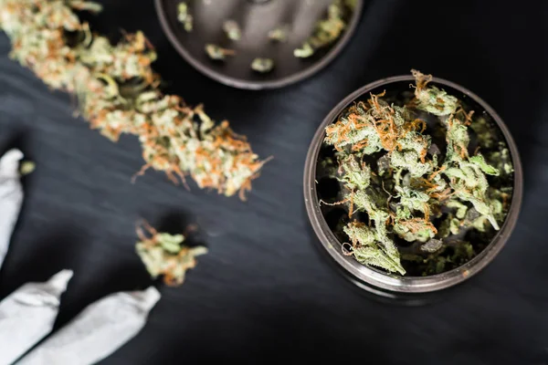 Darabolás gyom kannabisz és a virág a marihuána a marihuána legalizálása fogalma és gyógyászati célokra a kannabisz használata Grinder — Stock Fotó