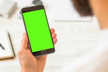 chroma anahtar birleştirme el holding siyah smartphone ile Online ödeme plastik kart için yeşil ekran ile chroma anahtar kompozisyon siyah bir smartphone için yeşil ekran
