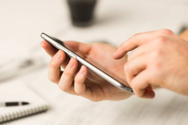 Smartphone dokunmatik ekran akıllı telefon kafede eller erkek kullanma