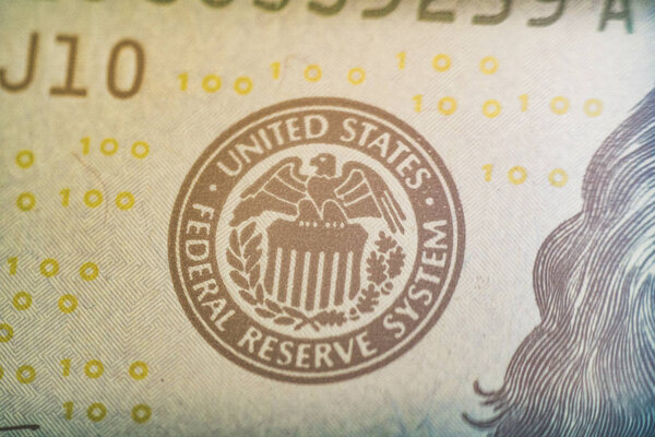 Макросхема герба объединенной федеральной резервной системы США на стодолларовой купюре США. Концепции денег и финансов
